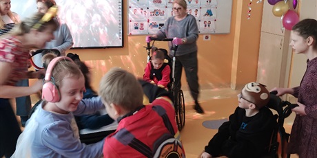 Powiększ grafikę: Uczniowie tańczą.