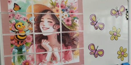 Powiększ grafikę: Tablica, na której ułożone są puzzle przedstawiające Panią wiosnę.
