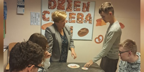 Powiększ grafikę: Kolaż zdjęć przedstawiających zajęcia opowiadające jak powstaje chleb.