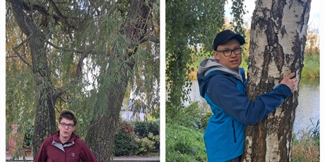 Powiększ grafikę: Kolaż dwóch zdjęć, na każdym chłopiec stoi przy drzewie.