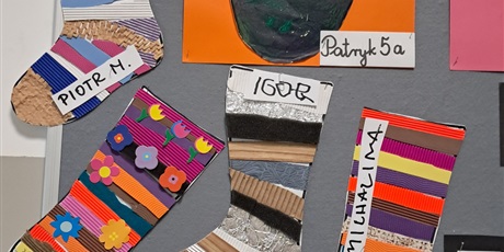 Powiększ grafikę: Na tablicy wiszą kolorowe skarpetki.