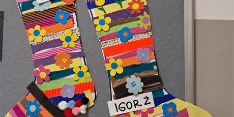 Powiększ grafikę: Na tablicy wiszą dwie skarpety nie do pary.