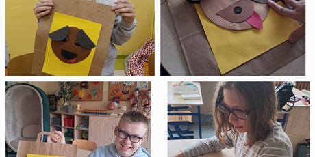 Powiększ grafikę: Kolaż czterech zdjęć, czworo uczniów pokazuje papierowe torby z naklejonymi pieskami zrobionymi z oriami z kółek.