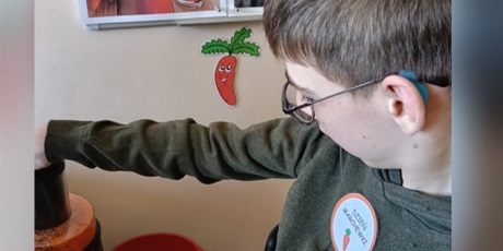 Powiększ grafikę: Kolaż kilku zdjęć przedstawiających jak uczniowie przygotowują sok z marchwi.