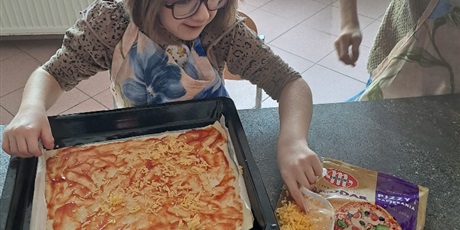 Powiększ grafikę: dzien-pizzy-w-klasie4b-422146.jpg