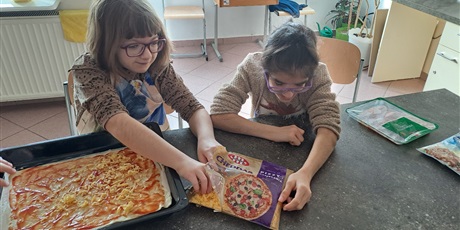 Powiększ grafikę: dzien-pizzy-w-klasie4b-422147.jpg