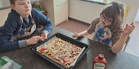 Powiększ grafikę: dzien-pizzy-w-klasie4b-422149.jpg