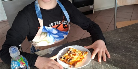 Powiększ grafikę: dzien-pizzy-w-klasie4b-422152.jpg