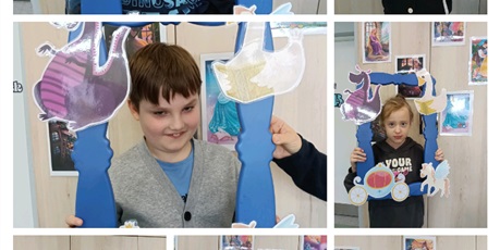 Powiększ grafikę: Kolaż siedmiu zdjęć. Na każdym jedno dziecko na tle plakatu z bajkowym zdjęciem. Dzieci trzymają przed sobą niebieską ramkę.