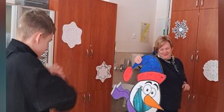 Powiększ grafikę: Kolaż zdjęć, na których uczniowie rzucają kulkami z papieru do celu w kształcie bałwana.