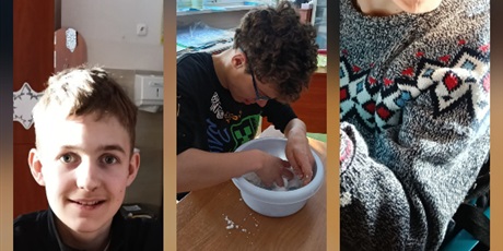 Powiększ grafikę: Kolaż zdjęć, na których uczniowie robią sztuczny śnieg i lepią z niego kule.