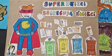 Powiększ grafikę: Praca konkursowa. Postać supermena stoi obok koszy na śnieci do segregacji. Nad napis: "Superdzieci segregują śmieci".
