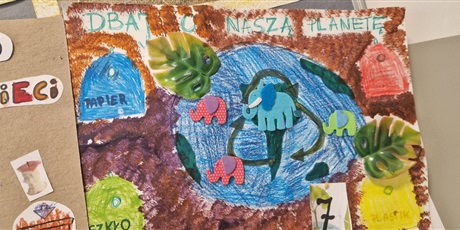 Powiększ grafikę: Praca konkursowa. Rysunek Ziemi, dookoła kosze na śmieci do segregacji, listki i słonie. Napis: "Dbaj o naszą planetę".