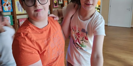 Powiększ grafikę: Dziewczynka i chłopiec tańczą w parze.