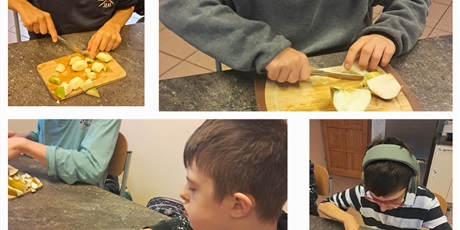 Powiększ grafikę: Kolaż czterech zdjęć, na których uczniowie kroją na deseczkach jabłka.