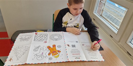 Powiększ grafikę: Uczeń uzupełnia matę z zadaniami.