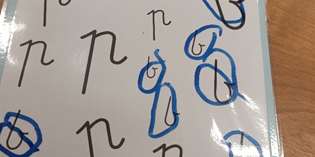 Powiększ grafikę: Kartka z literkami p i b.