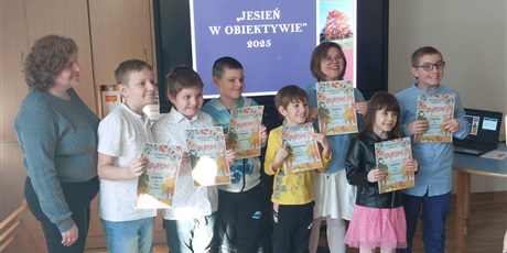 Powiększ grafikę: Grupa uczniów z dyplomami w dłoniach.