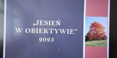 Powiększ grafikę: Tablica multimedialna wyświetlająca nazwę konkursu fotograficznego.