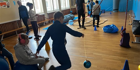 Powiększ grafikę: Ucznowie wykonują ćwiczenia na stacjach zadaniowych.