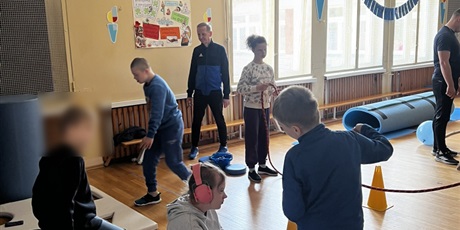 Powiększ grafikę: Uczniowie ćwiczą na stacjach zadaniowych.