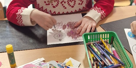 Powiększ grafikę: Dziewczynka koloruje bombki.