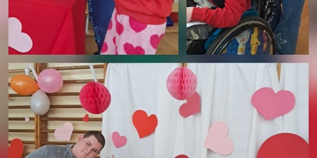 Powiększ grafikę: Kolaż zdjęć przedstawiających uczniów w walentynkowej foto sferze.