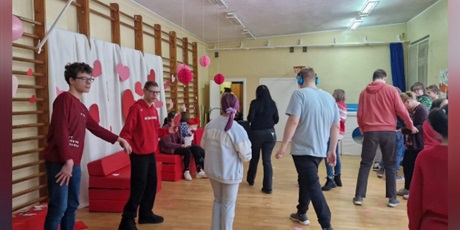 Powiększ grafikę: Kolaż zdjęć przedstawiających walentynkową taneczną przerwę.