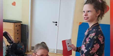 Powiększ grafikę: Kolaż zdjęć przedstawiających uczniów z otrzymanymi walentynkami.