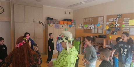 Powiększ grafikę: Uczniowie tańczą.