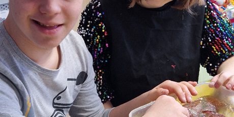 Powiększ grafikę: Chłopiec i dziewczynka trzymają pudełko z galatetką.