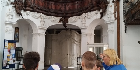 Powiększ grafikę: Uczniowie z nauczycielką oglądają organy w Katedrze Oliwskiej.