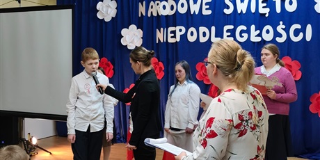 Powiększ grafikę: Występ uczniów w sali gimnastycznej.