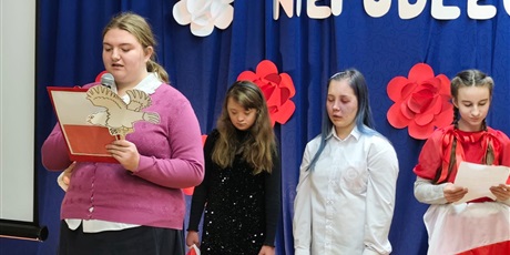 Powiększ grafikę: Występ uczniów w sali gimnastycznej.