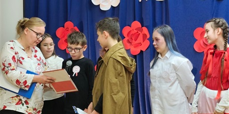 Powiększ grafikę: Występ uczniów w sali gimnastycznej.