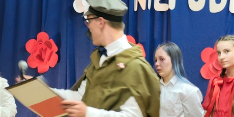 Powiększ grafikę: Występ uczniów w sali gimnastycznej.