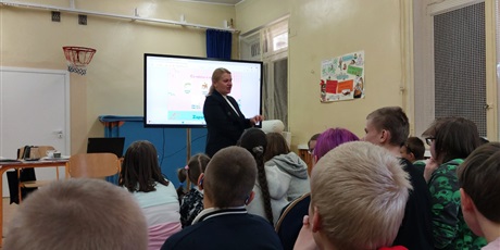 Powiększ grafikę: Kobieta mówi do grupy uczniów.