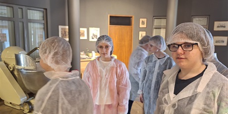 Powiększ grafikę: Uczniowie oglądają piekarnię.