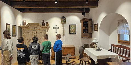 Powiększ grafikę: Uczniowie oglądają salę muzeum.