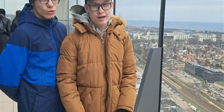 Powiększ grafikę: Dwóch chłopców stoi na tarasie widokowym.