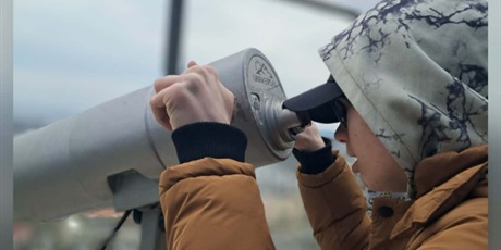 Powiększ grafikę: Kolaż trzech zdjęć, na każdym jeden uczeń patrzy przez lunetę. 
