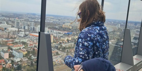 Powiększ grafikę: Dziewczynka i chłopiec na wózku oglądają panoramę Gdańska na tarasie widokowym.