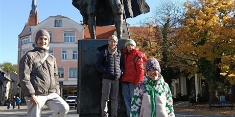 Powiększ grafikę: Uczniowie stoją przy pomniku Wejhera.