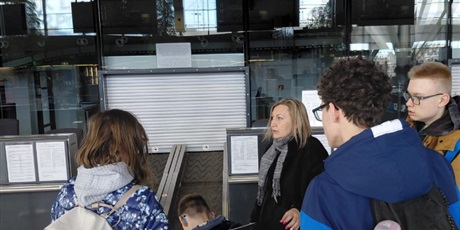 Powiększ grafikę: Uczniowie obserwują miejsce nadawania bagażu na samolot.