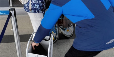 Powiększ grafikę: Uczeń sprawdza cy jego plecak ma wymiary bagażu podręcznego.