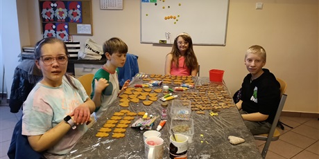 ZDOBIENIE PIERNKÓW PRZEZ UCZNIÓW KLASY 5B I 5C