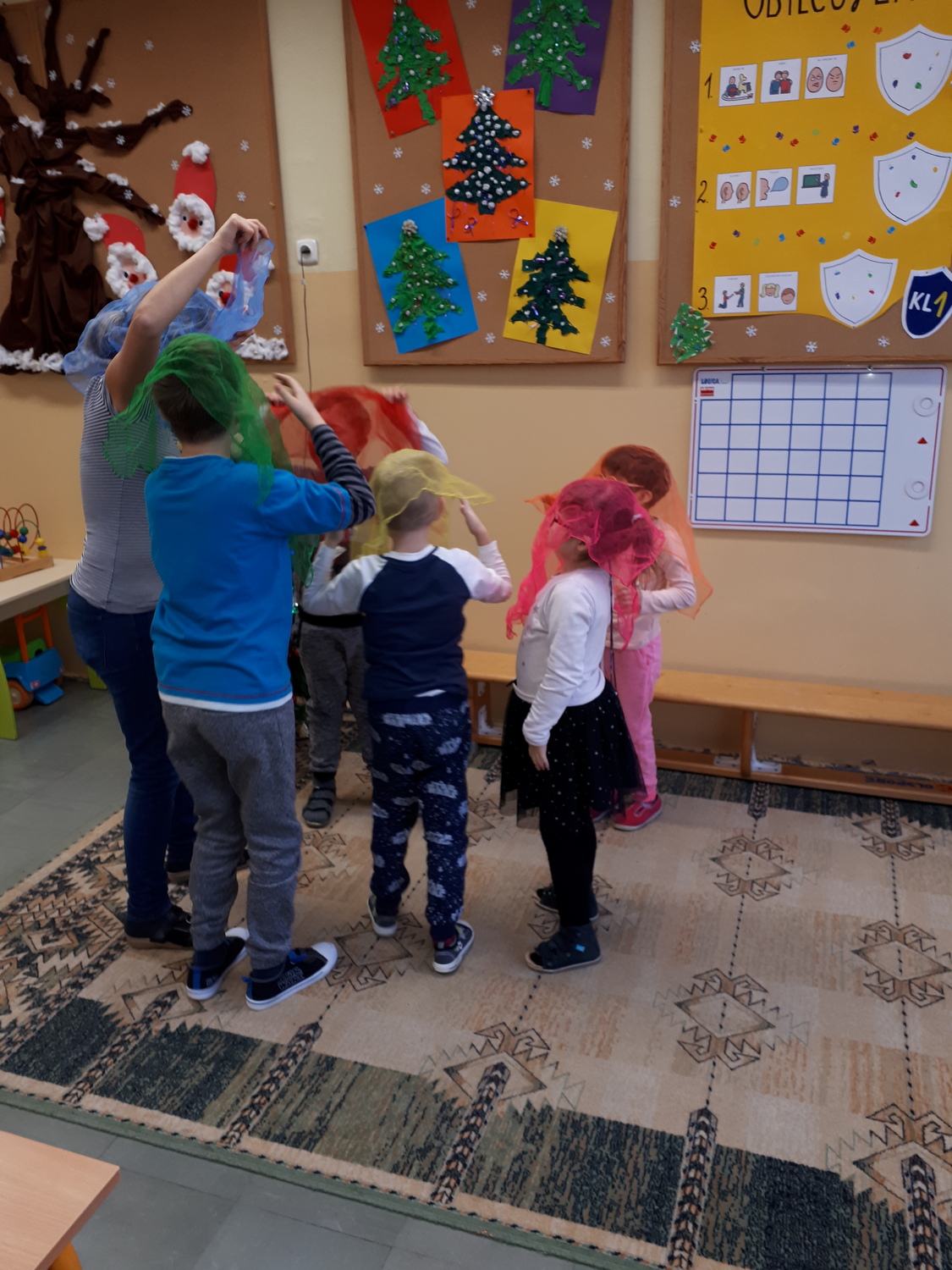 Dzieci bawiące się kolorowymi chustami.