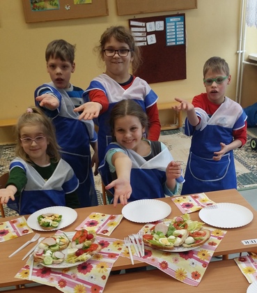Dzieci zachęcające do jedzenia przygotowanych posiłków