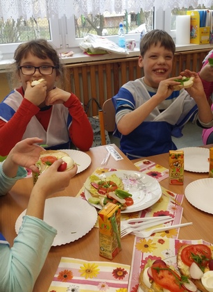 Dzieci jedzące kanapki